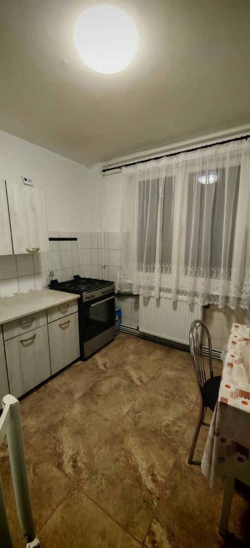Garsoniera zona Tractorul ,bloc de apartamente - Poză 6
