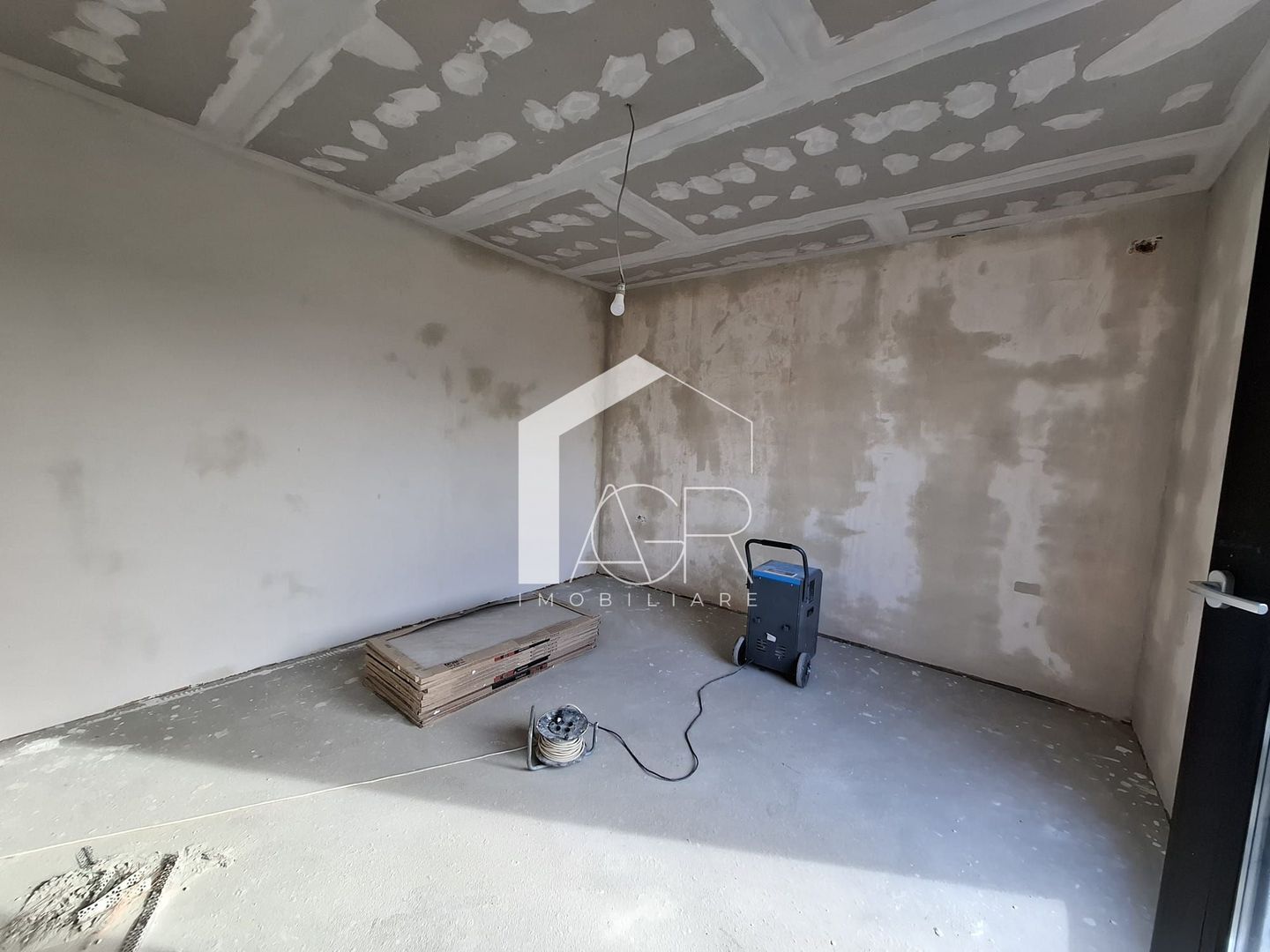 Casa cu 4 camere de vanzare, Bucov, Mica Roma - Poză 13