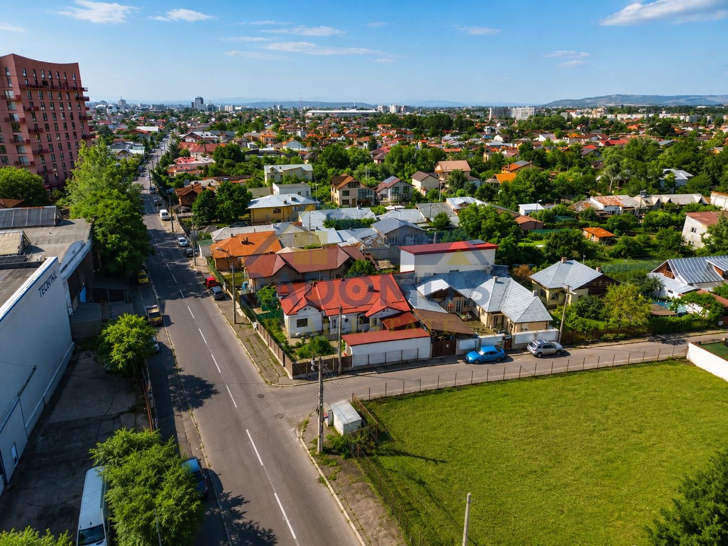 Teren intravilan 1.005 mp | Dublu front stradal | Str. Lupeni - Poză 2