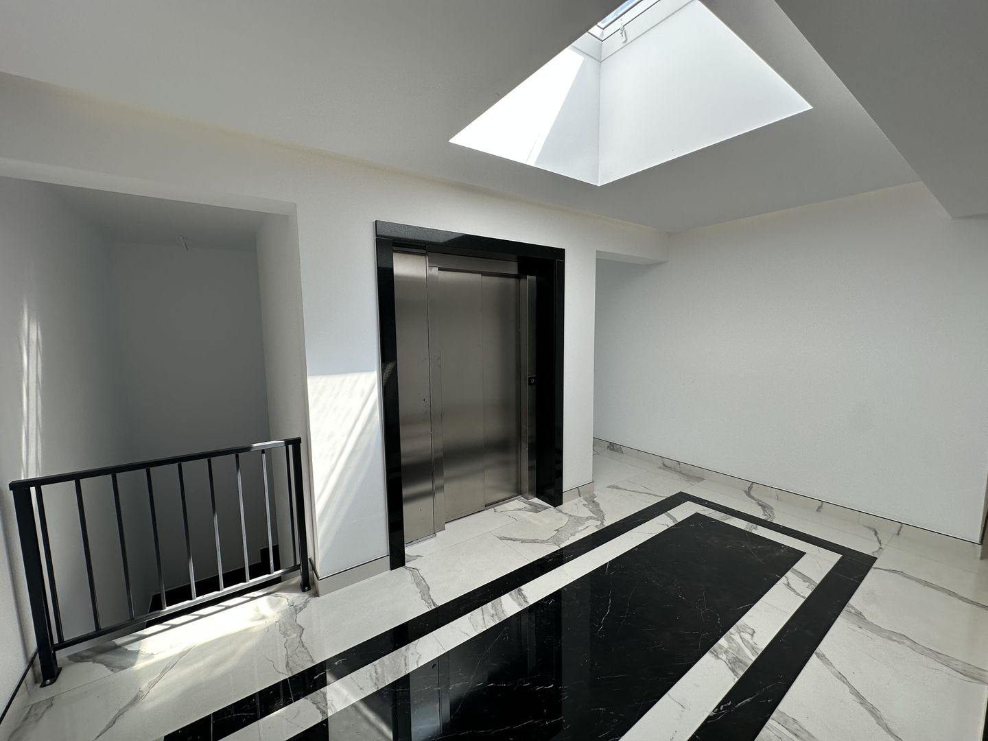 Apartment deosebit cu curte proprie si loc de parcare - Poză 9