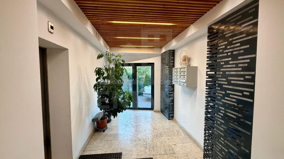 Apartament decomandat deosebit 3 camere 2 bai bloc 2020 cu parcare - Poză 15