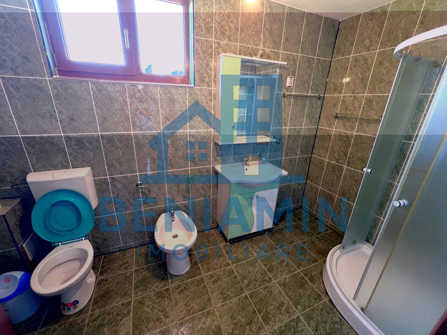 5 Dormitoare-2 bucatari-3 bai-Living-Toate utilitatile-Popoveni - Poză 7