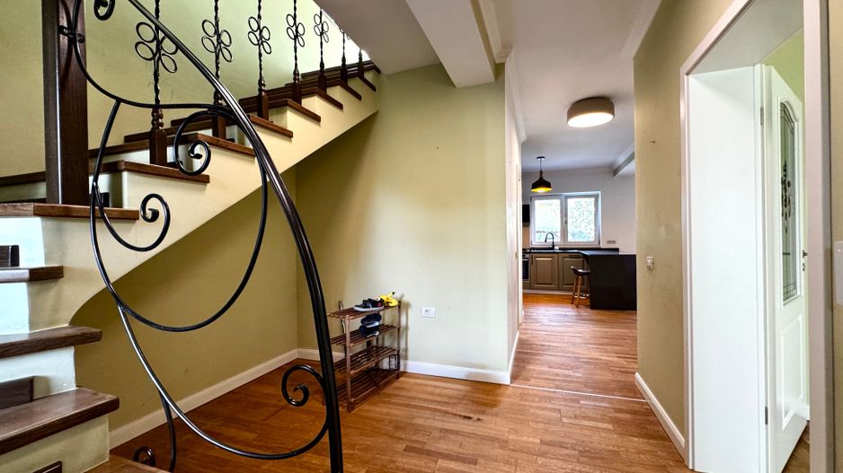 Casa spațioasă, cu teren generos, zona liniștită - in Braytim - Poză 5