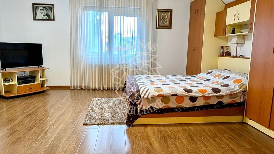 Casa 6 camere 244 mp+ Spatiu Comercial- teren 500 mp-Zona Han - Poză 8
