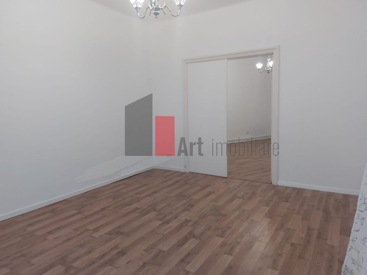 Spatiul "BAIXA" , parter de vila, renovat recent, liber - Poză 4