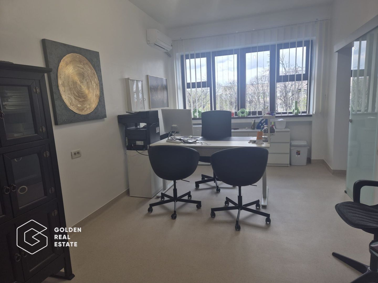 Cabinet medical ultracentral, renovat recent în Policlinica Municipala - Poză 3