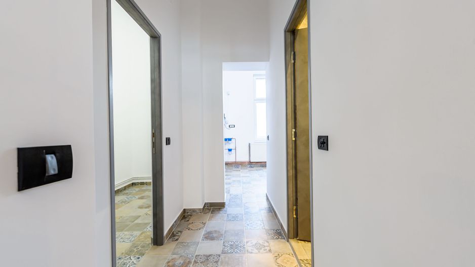 Apartament ULTRACENTRAL cu 3 camere, la cheie, renovat recent - Poză 9