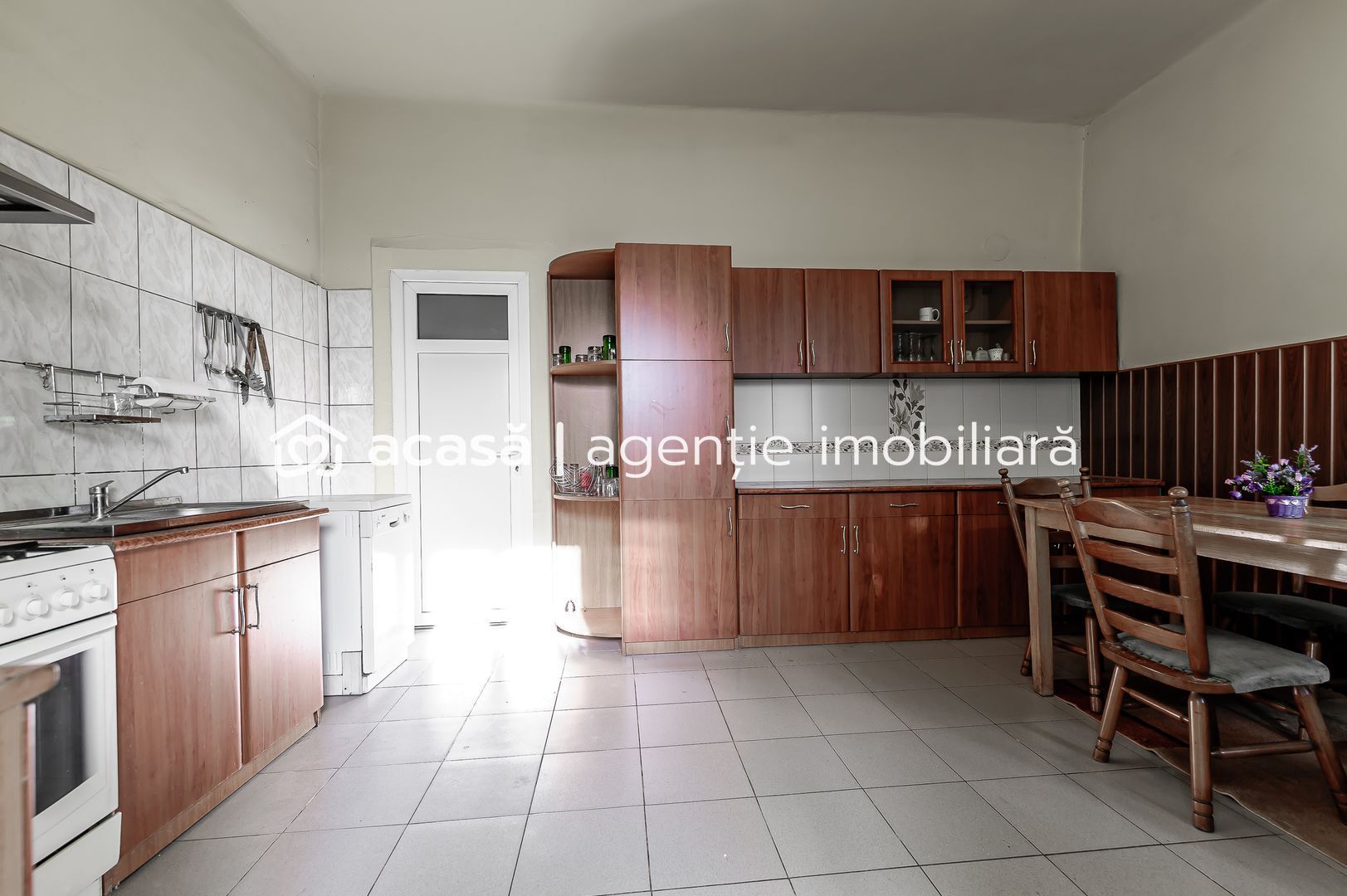 Locuință spațioasă cu grădină mare, în Aradul Nou, calea Timișorii - Poză 7