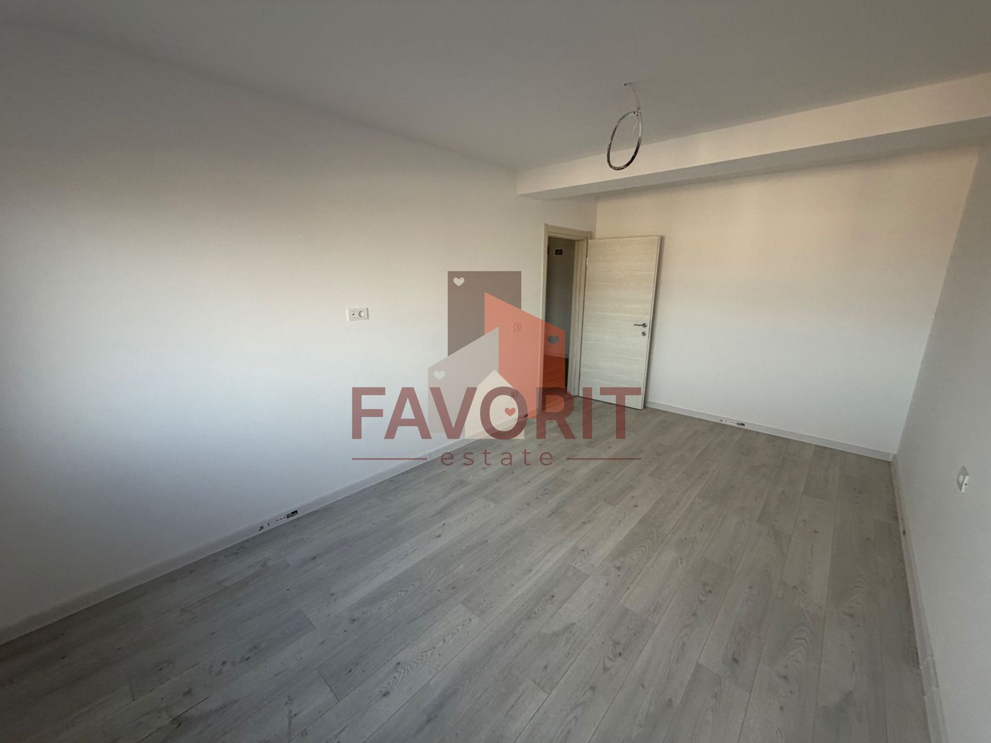 Decomandat. Disponibil imediat. Strada asfaltata - Poză 10