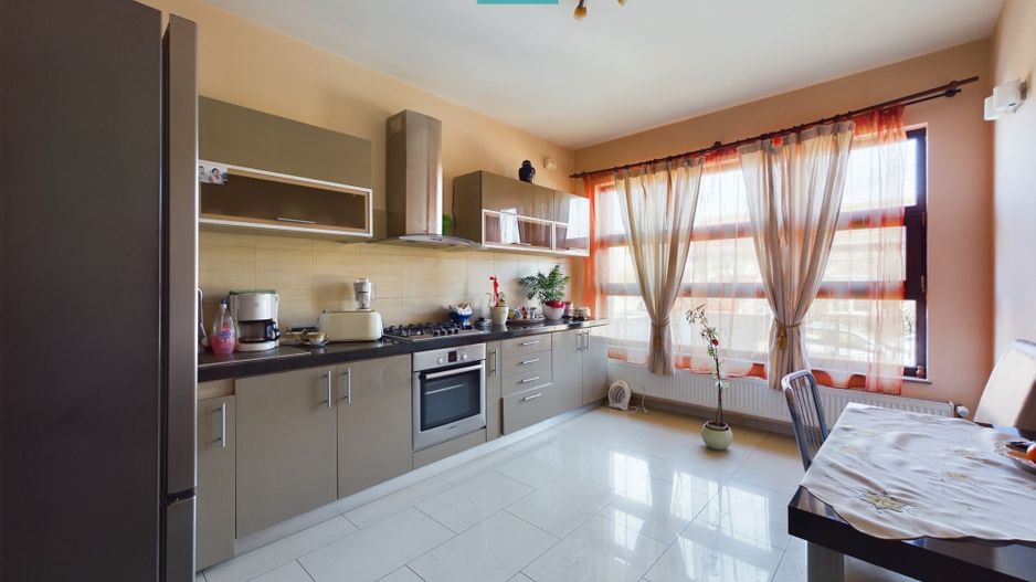 Vilă spațioasă cu 8 camere, Grădiște - Poză 17