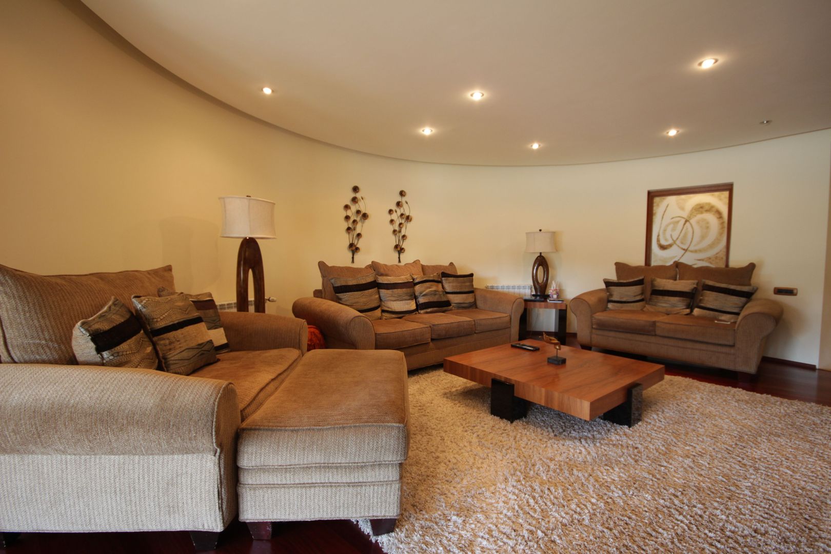 O casa deosebita cu Piscina - Poză 15