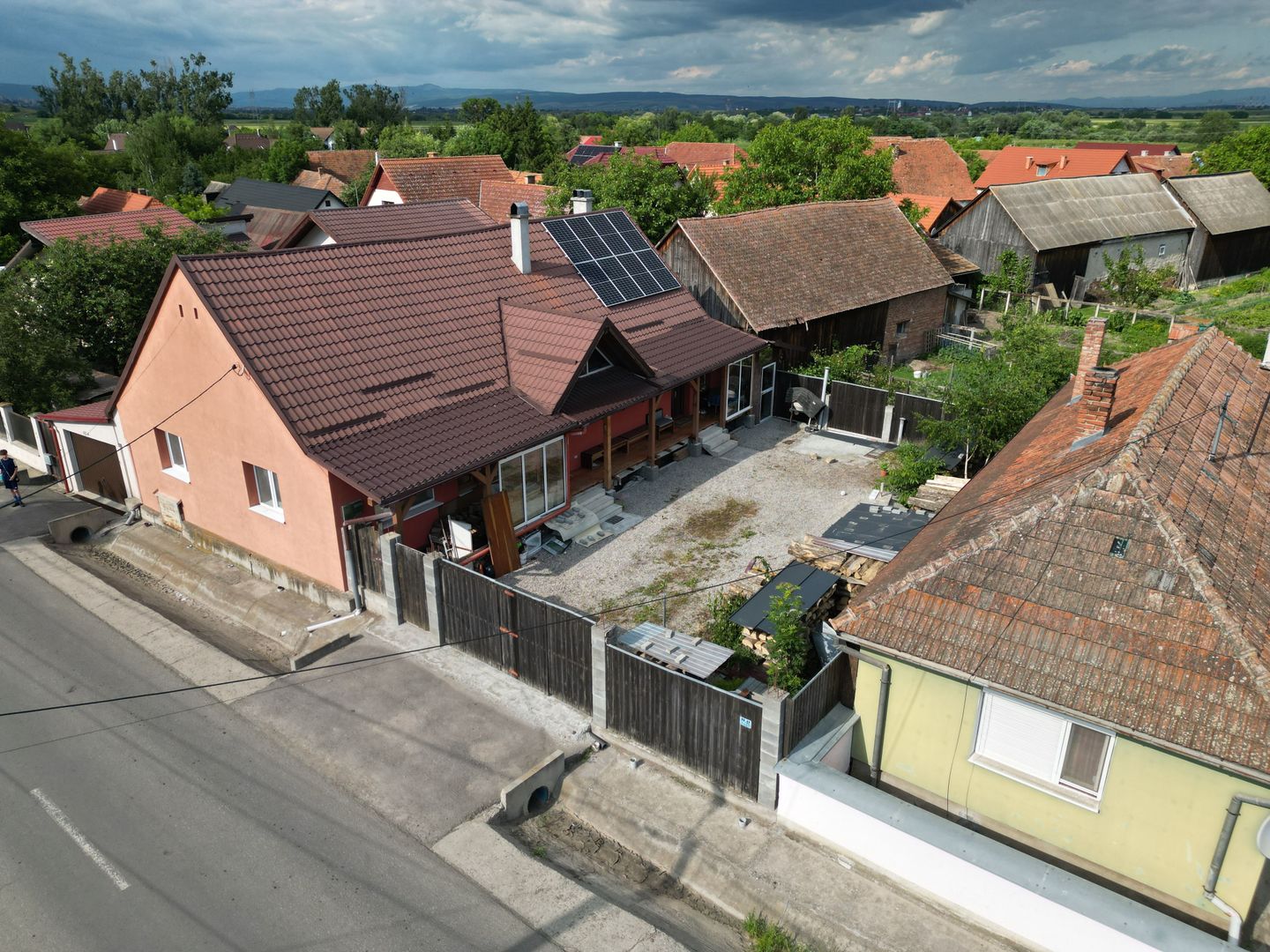 Casă de vanzare 6 camere 220 m² utili cu 376 M² teren la șosea - Poză 2