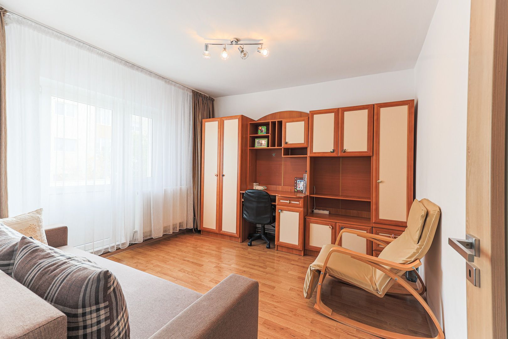 Rezervat De vânzare apartament spațios cu 2 camere decomandat etaj 3 - Poză 5