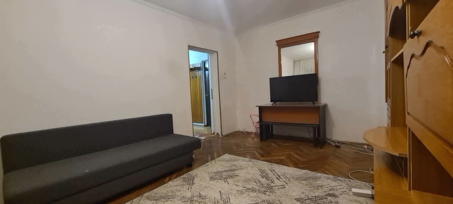 De vanzare apartament cu 2 camere, central, Bloc BR, et. 2, 76.000 euro - Poză 1