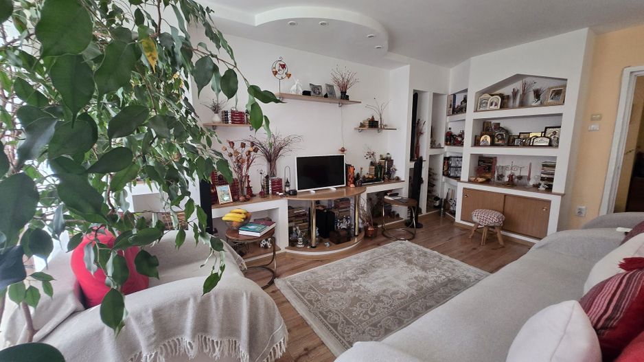 Apartament cu 3 camere  de vanzare - B dul 1 Mai - Poză 2