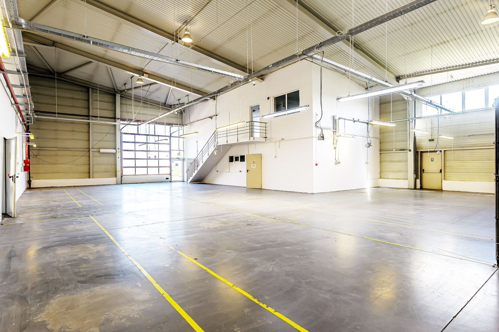 Hală industrială ideală pentru producție sau showroom în Arad 553mp - Poză 2