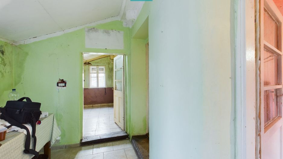 Casă modestă cu 3 camere în Ghioroc - Poză 3