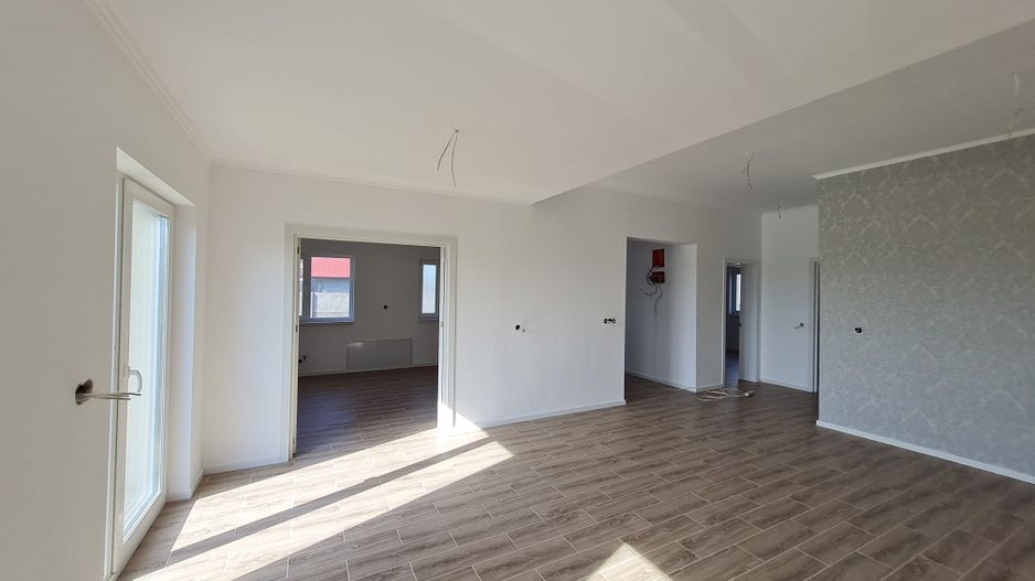 Casa individuala pe parter cu teren de 687 mp - Poză 2