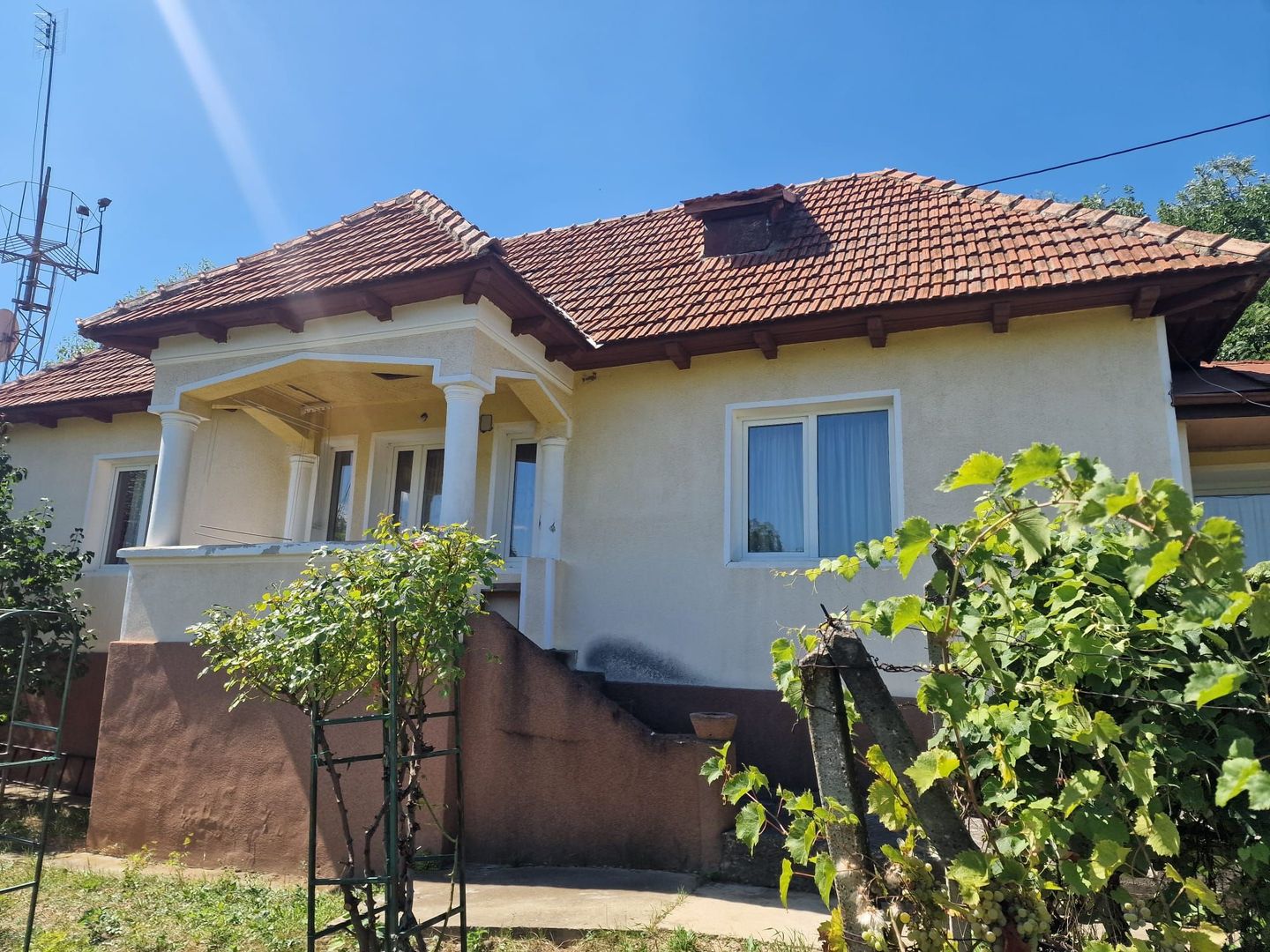 Casa in mediu rural cu teren - Poză 1