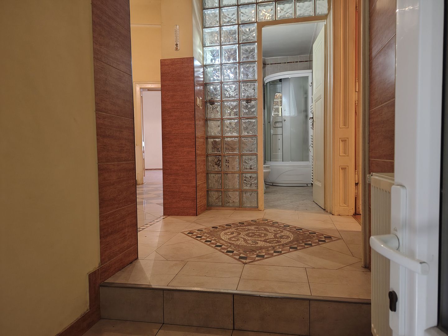 Apartament la casă cu front stradal,  str. M. Eminescu. 119 900 E. - Poză 1