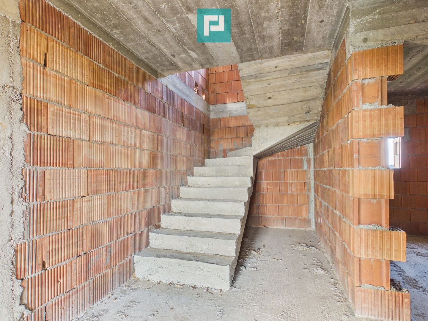 Casă la roșu cu  6 camere,  teren 500 mp în Aluniș - Poză 2