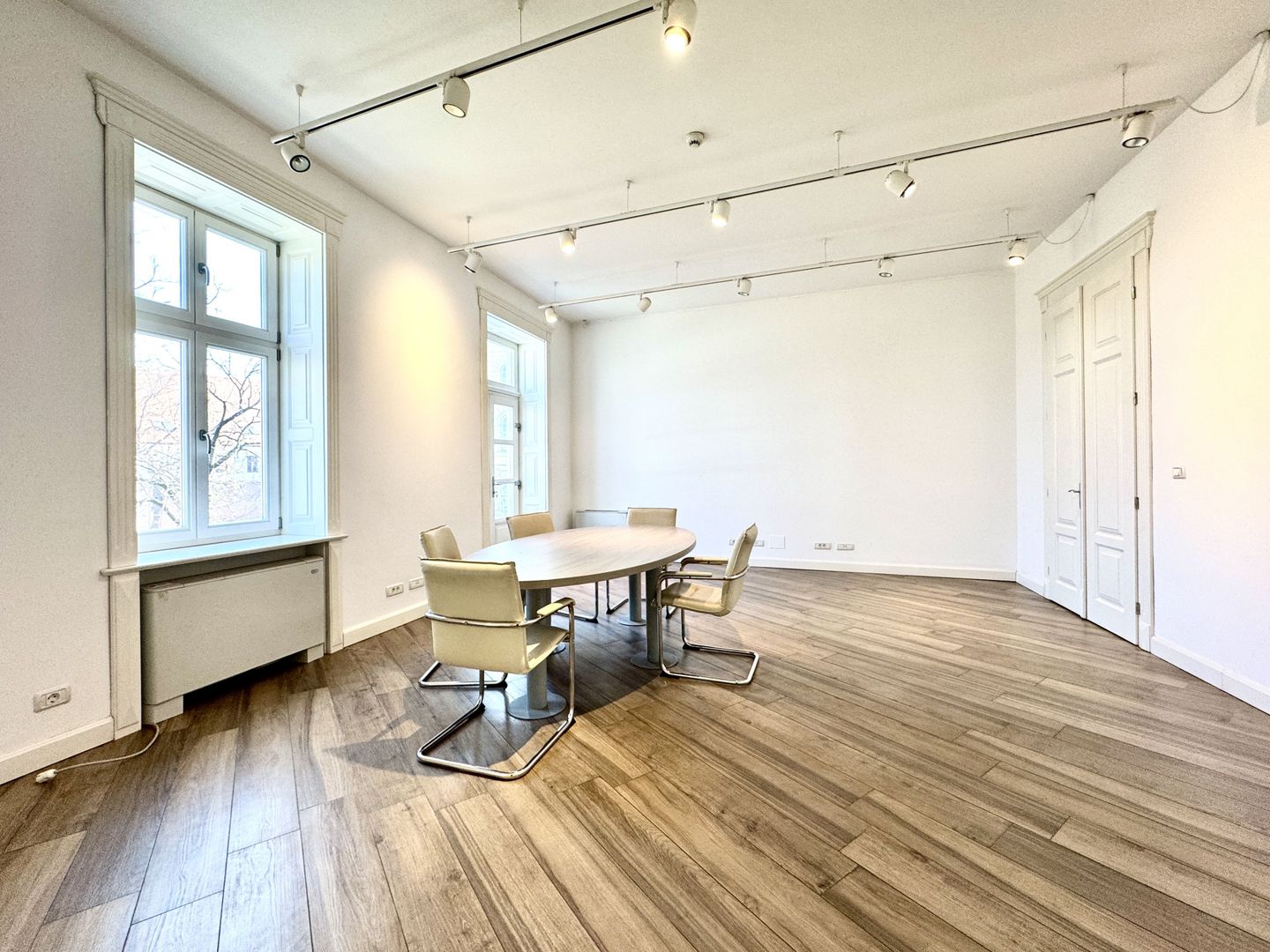 Spațiu Birou - Imobil complet renovat - Poză 2