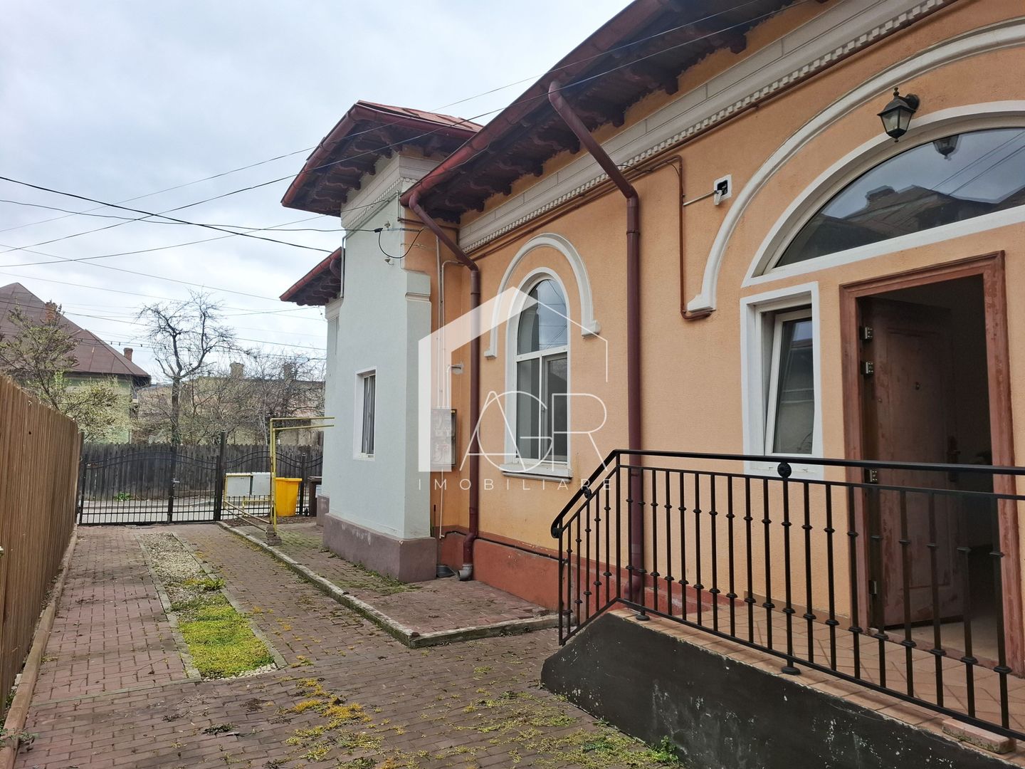 Casa cu 4 camere, zona Central - Poză 2