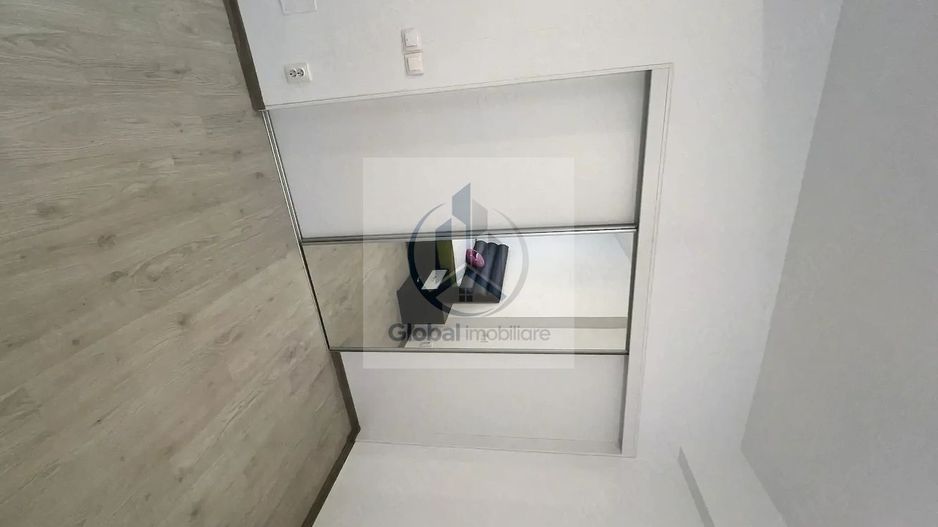 Proprietar inchiriez apartament cu 3 camere centrala loc parcare balcon Bloc NOU mobilat si utilat - Poză 3