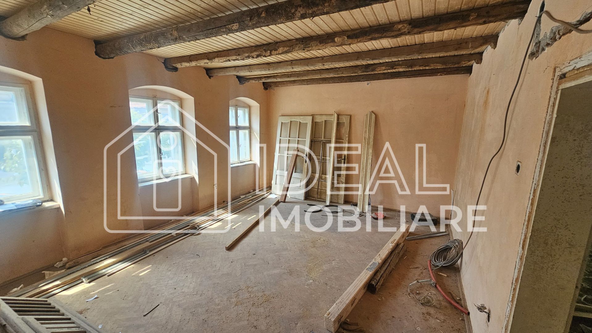 Casă veche, solidă, cu 4 camere, pivniță boltită și 4 băi – zonă centrală - Poză 12