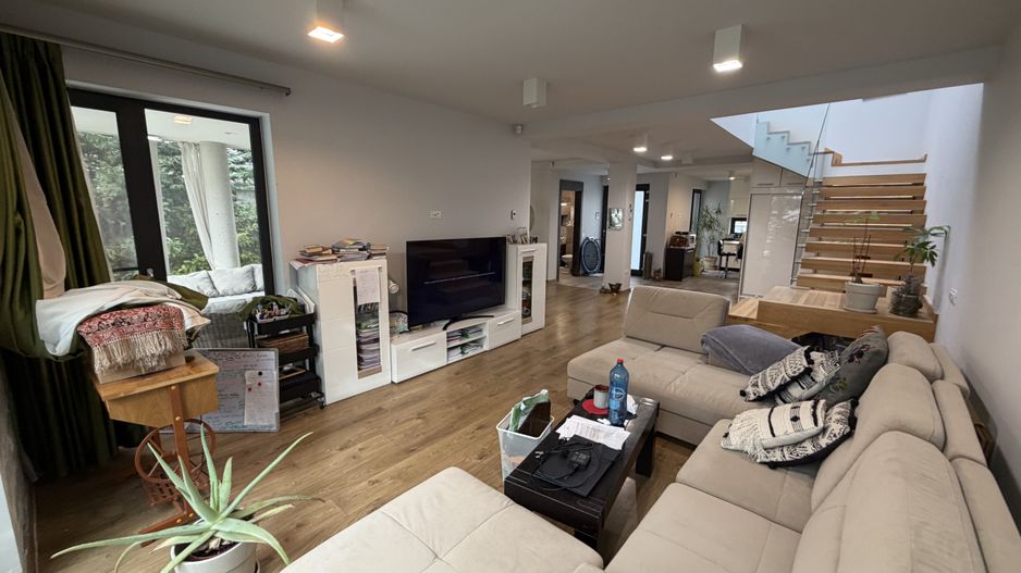 Duplex modern – arhitectură contemporană, spații luminoase - Poză 6