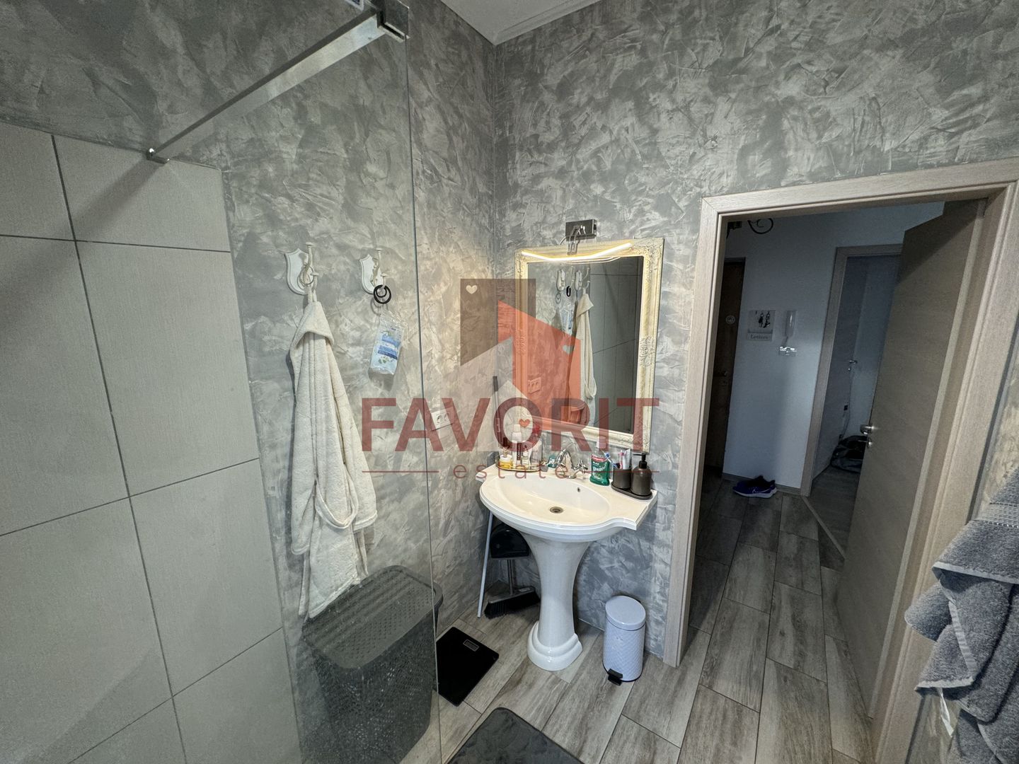 Mobilat si utilat. Pozitie excelenta. Villa construita in 2017 - Poză 12