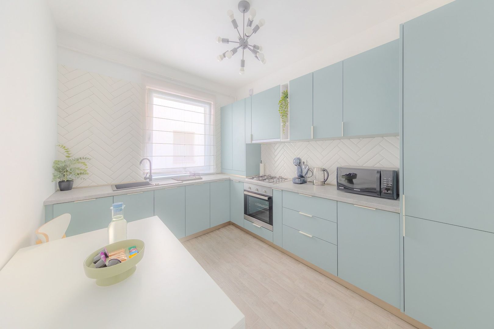 Apartament 3 camere, ultracentral, Oradea. 250 000 E + TVA. Comision 0 - Poză 3