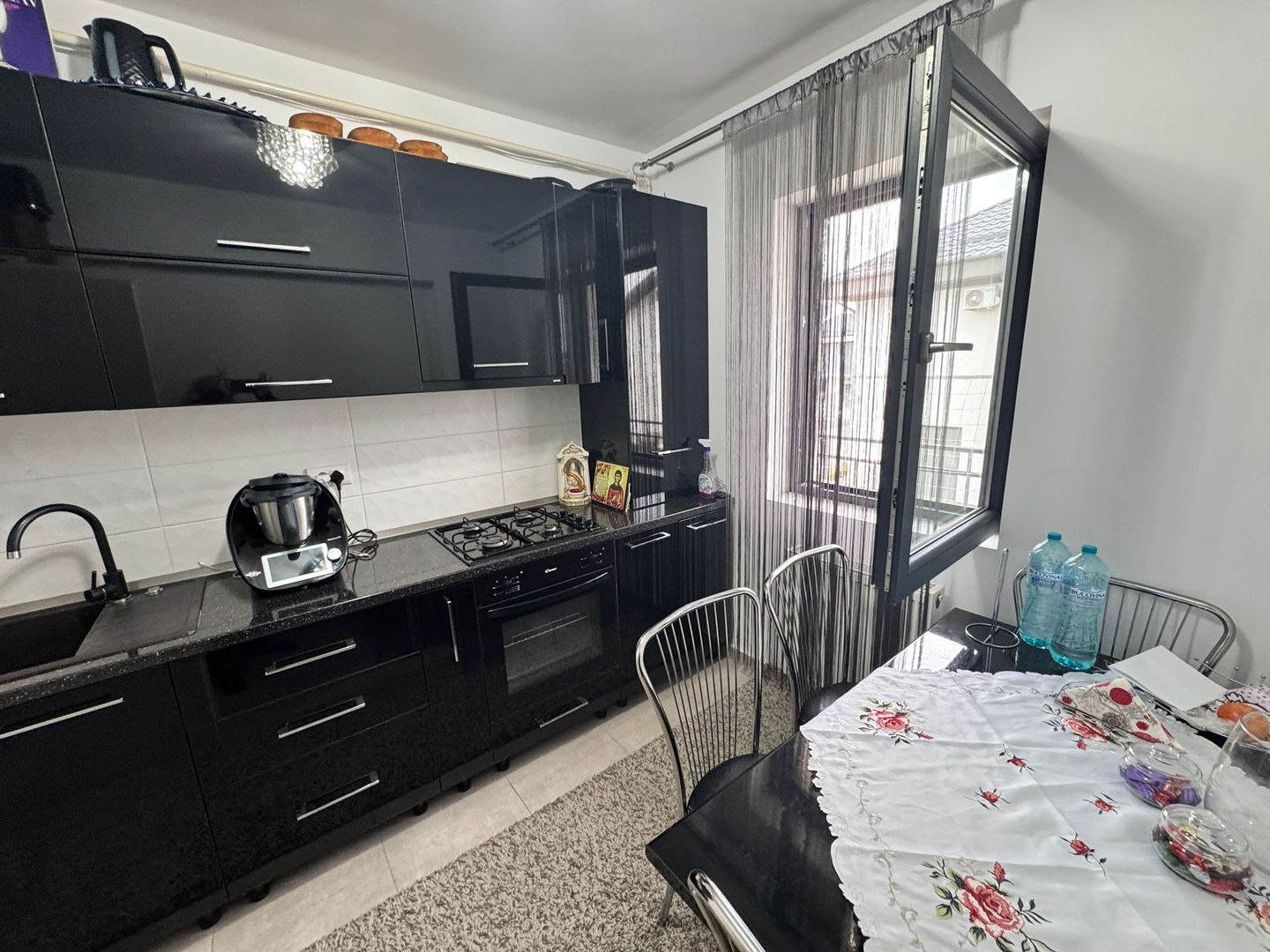 AP. 2 CAMERE - MOBILAT, BUCATARIE INCHISA, PARCARE INCLUSA,COMISION O% - Poză 1