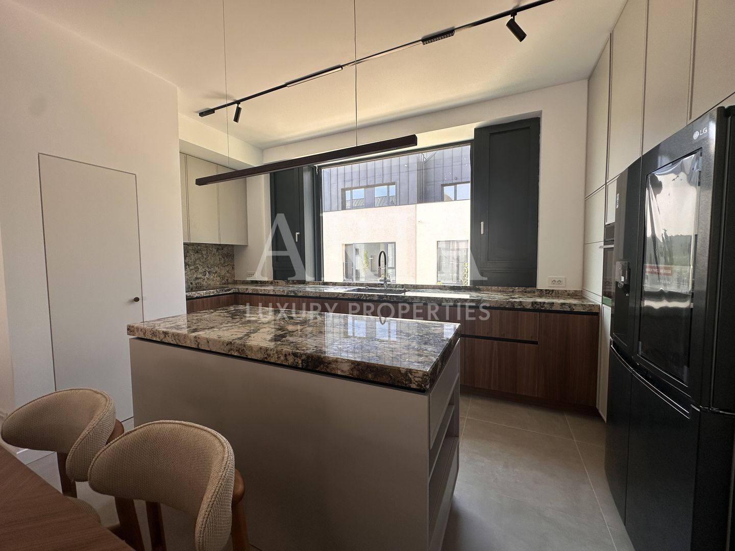 AVALON ESTATE TOWNHOUSE - Poză 3