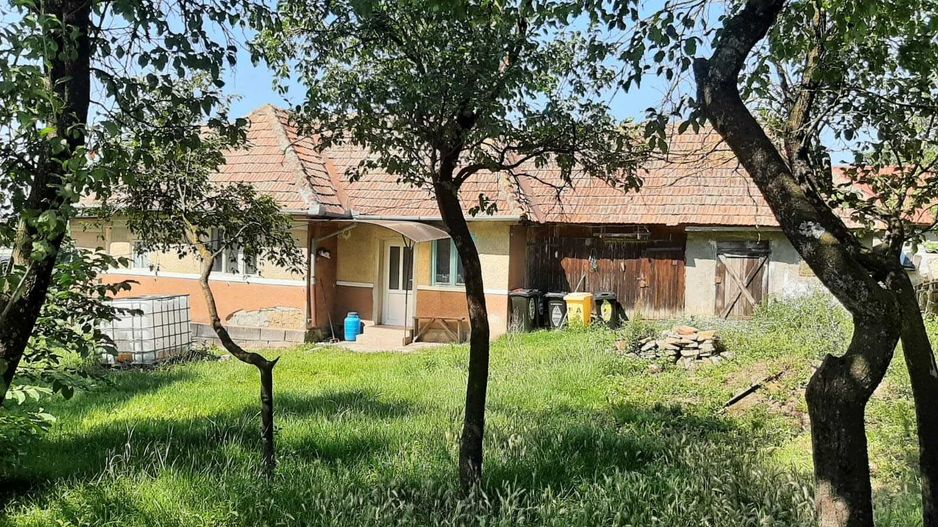 Teren cu utilitati si veche in Rediu - Poză 1