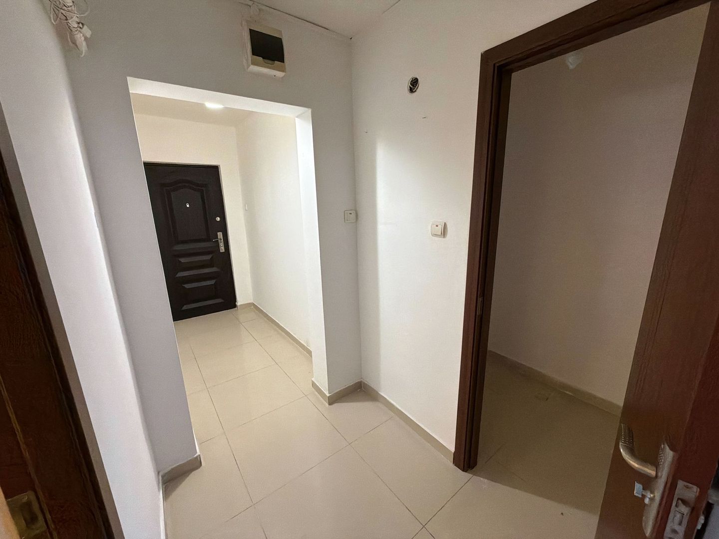 Apartament cu 3 camere decomandat 72 M² cu balcon și pivniță - Poză 4