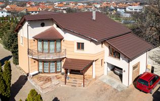 Casa deosebita cu teren de sport in zona semi centrala in Lugoj