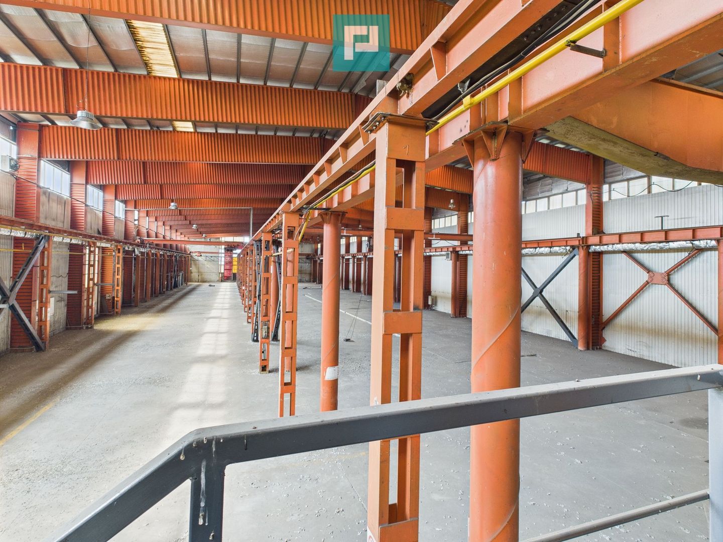 Hală industrială cu pod rulant și parcare betonată - Poză 1