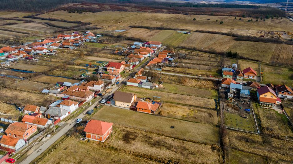 Casă la roșu cu teren Beliu - Poză 11