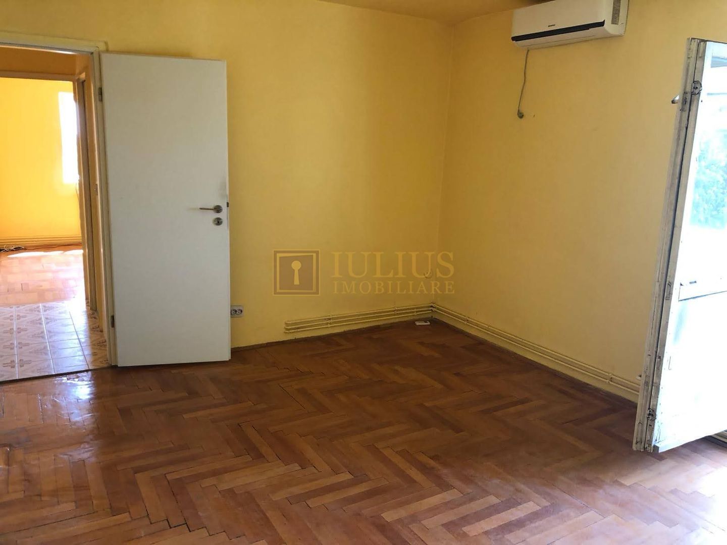 Apartament cu potențial; decomandat– Ideal pentru renovare completă. - Poză 1