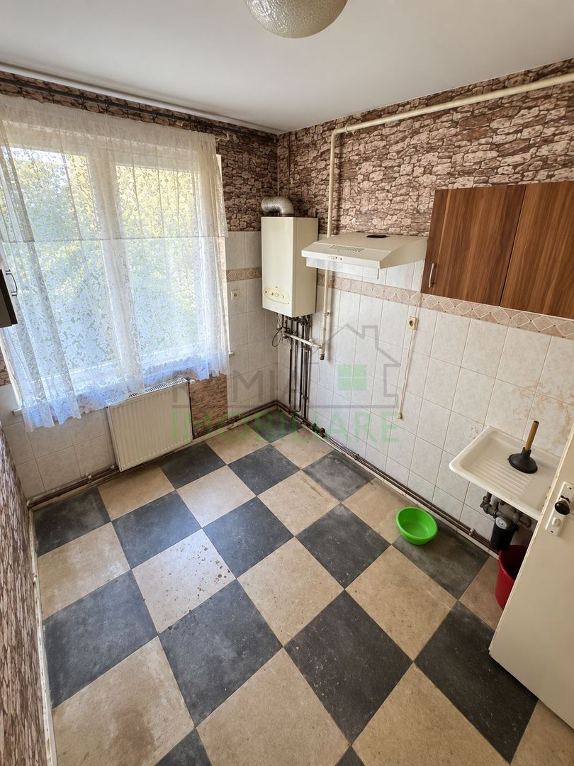 Apartament 3 camere Tractorul, ideal pentru renovare și personalizare - Poză 1