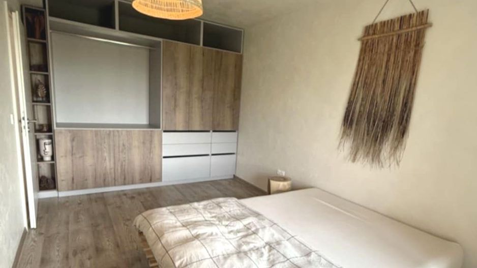 Apartament 2,5 camere chic cu grădină balcon vitrat și mobilier premium - Poză 3