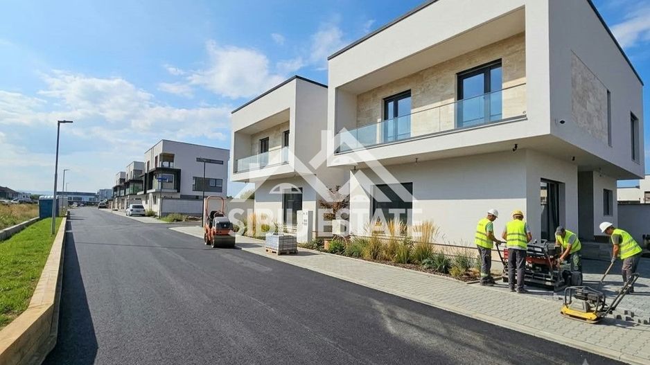 Casa noua 4 camere Selimbar central - Poză 1