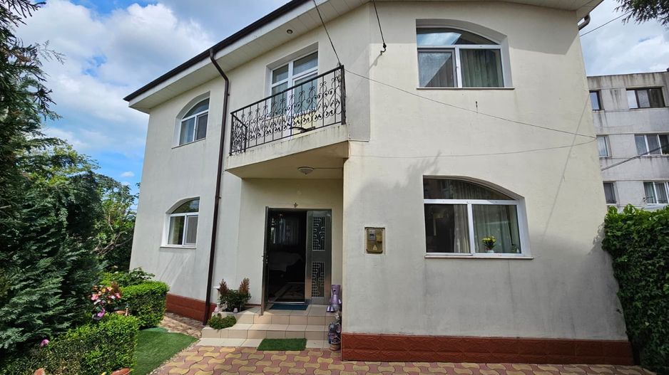 De vanzare-Vila spatioasa cu gradina si foisor-oaza de liniste - Poză 2