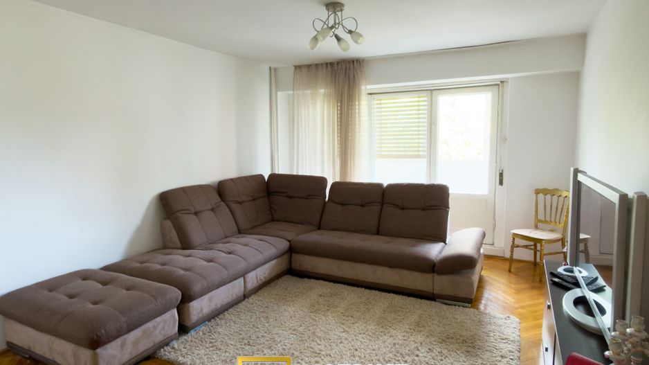 Apartament tip Samanta cu garaj de vânzare în zona Polivalentă - Poză 2