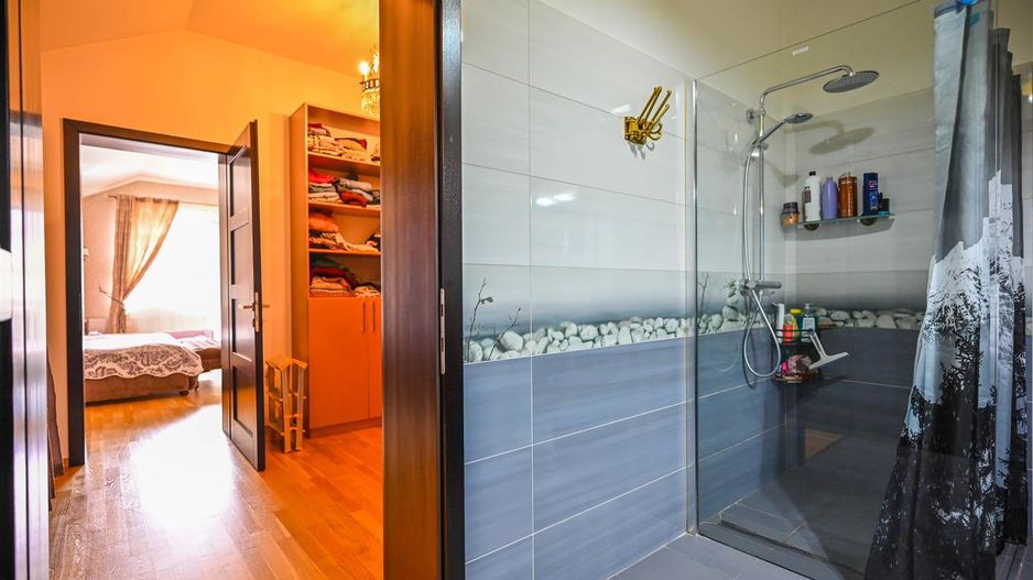 Somptuozitate in stil modern, 2 garaje, 3 terase, totul pe 1.000 mp teren - Poză 46