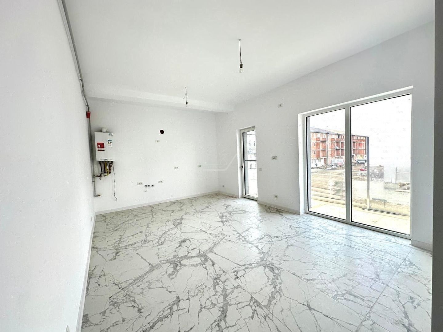 Etaj 1. Bucatarie inchisa. Drum asfaltat. Loc de parcare. - Poză 1