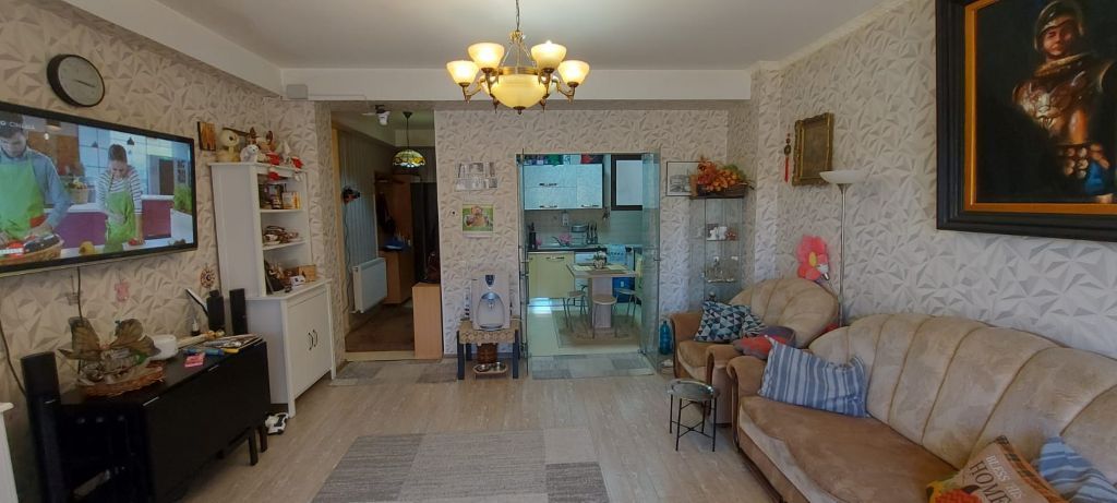 Apartament cu 3 camere pentru vanzare | curte 24 mp | Damaroaia - Poză 5