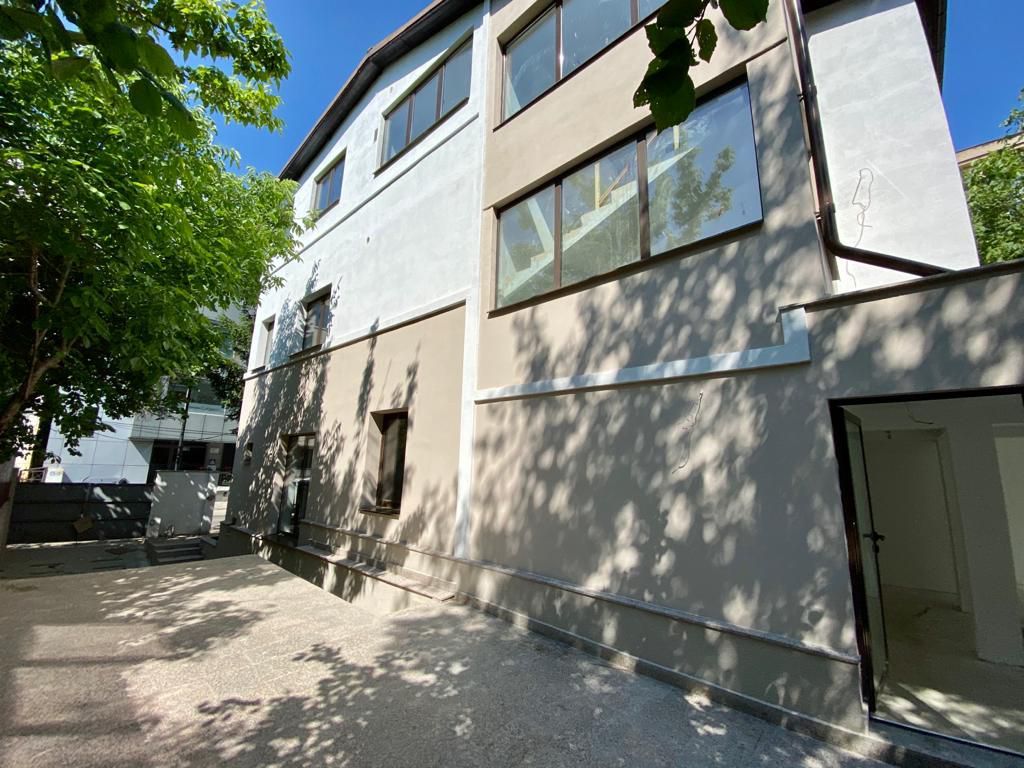 Refugiu Urban cu Eleganță Clasică – Vilă Renovată în Inima Primăverii - Poză 19