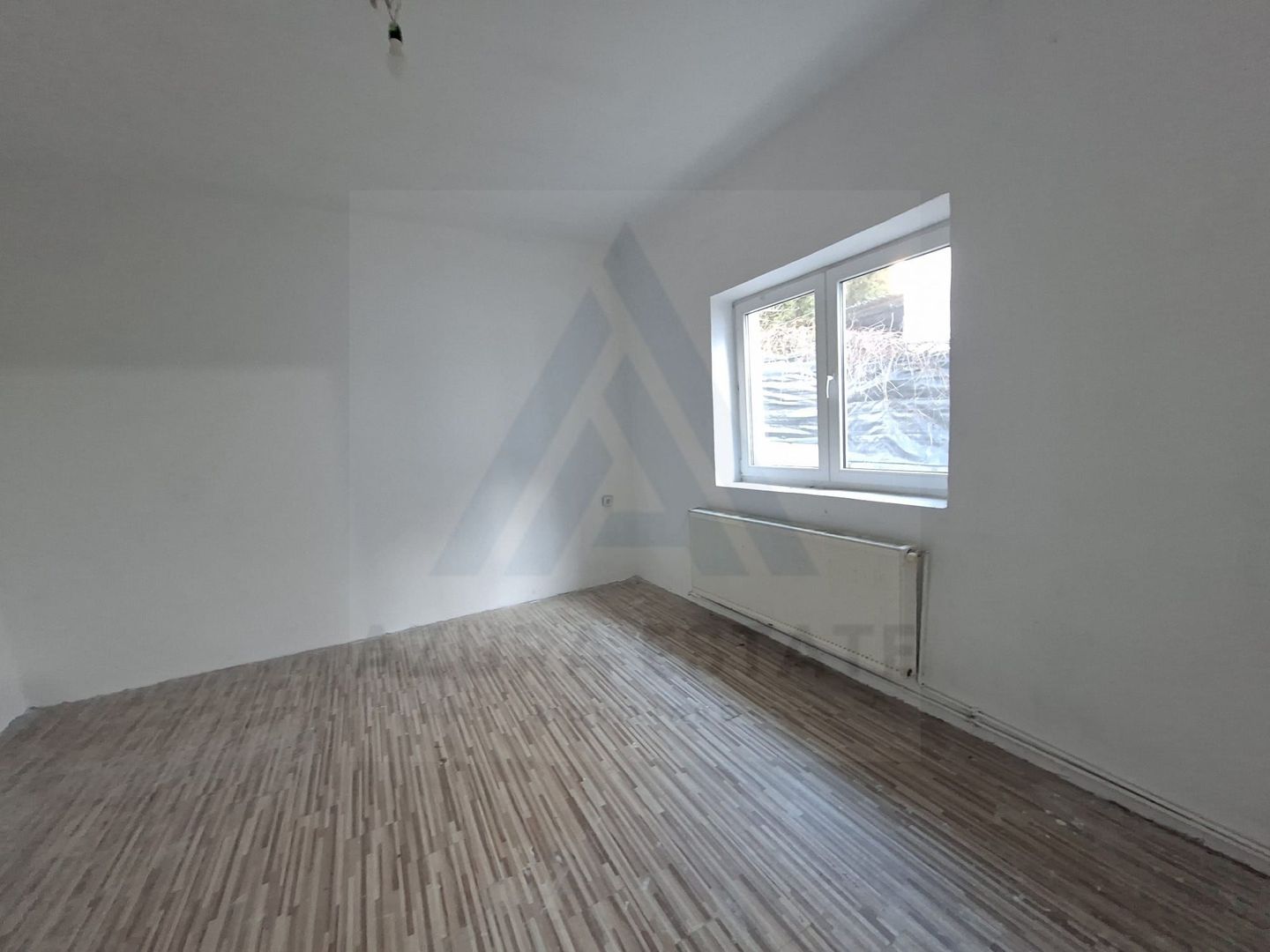 Casa 3 camere baie cu geam pivnita si teren 151 mp in zona Centrala - Poză 4